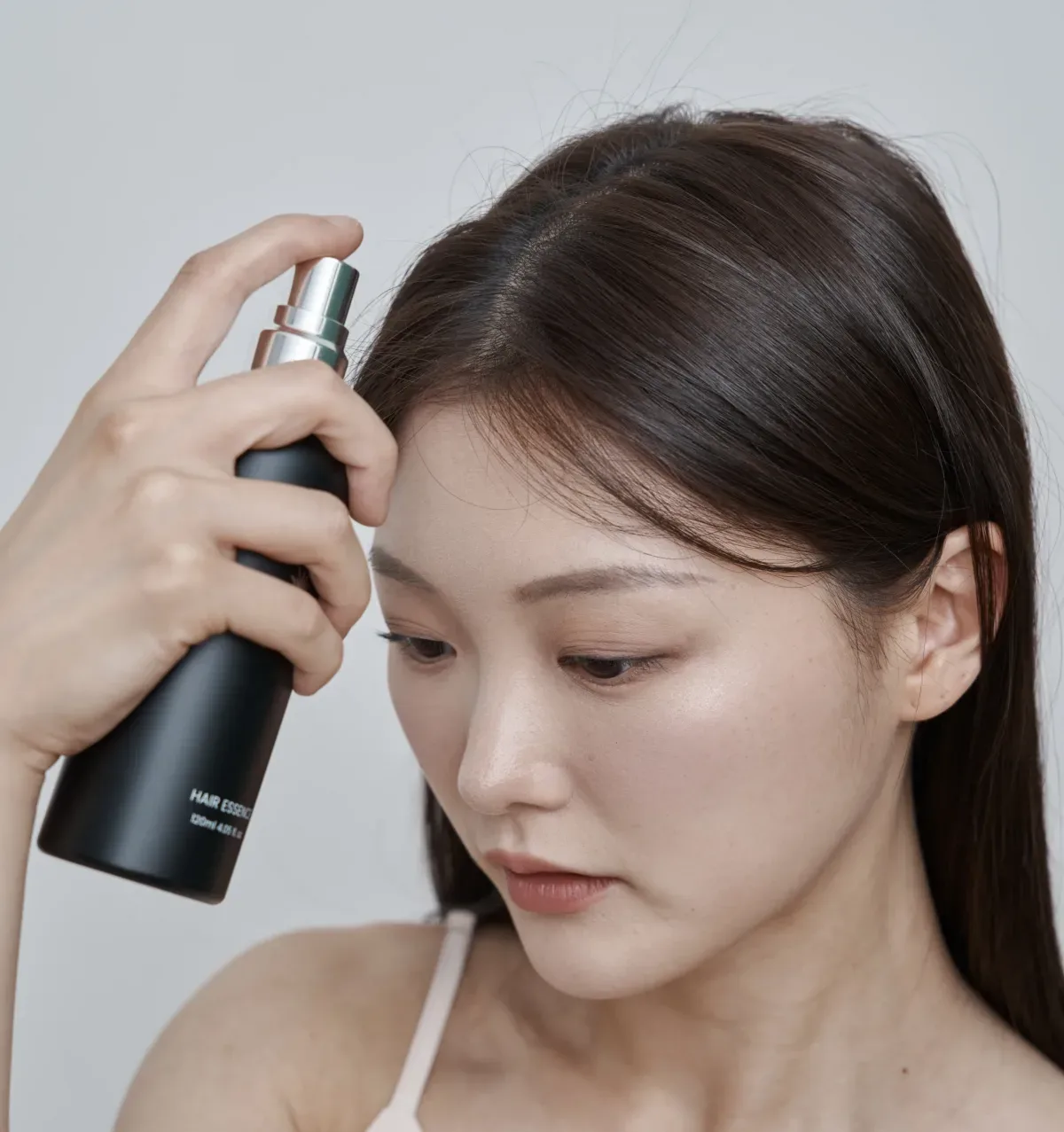 갱년기 두피열감 진정 케어, 두피에 토닉을 뿌리는 모습